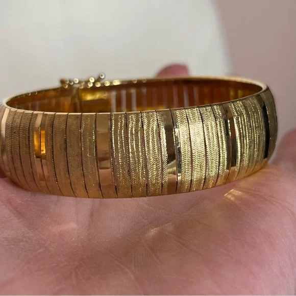Vintage 80 90 Gold Vermeil Oversized Mobwife Classic Italy thick wide Bracelet - Picture 16 of 17